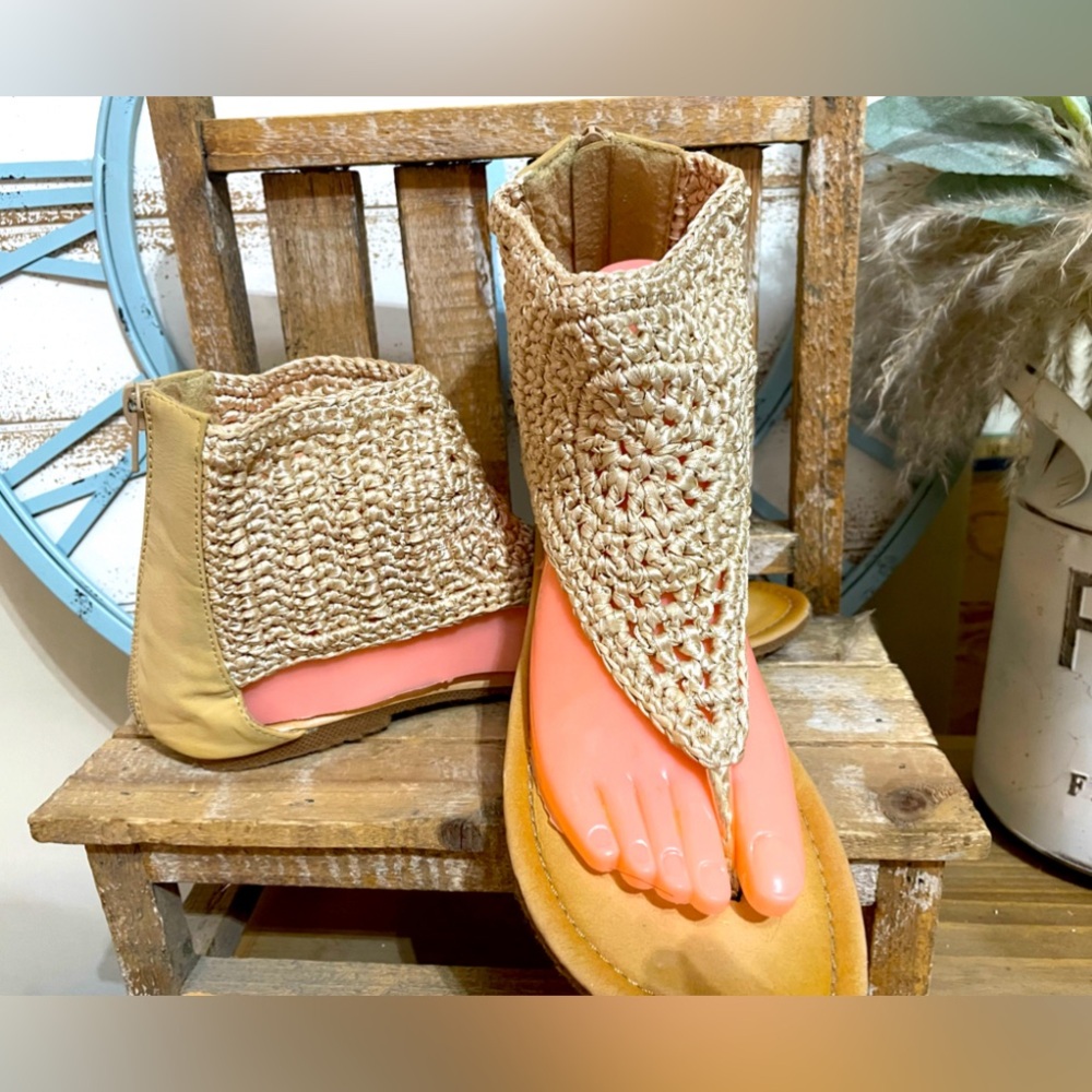 Women’s REFRESH Beige Crochet Thong Sandals Sz 8.5 Worn ONLY ONCE!